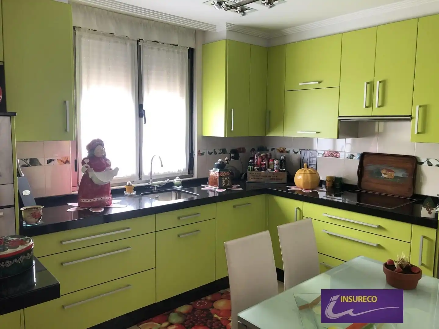 Cuina de Casa o xalet en venda en León Capital  amb Calefacció, Jardí privat i Traster