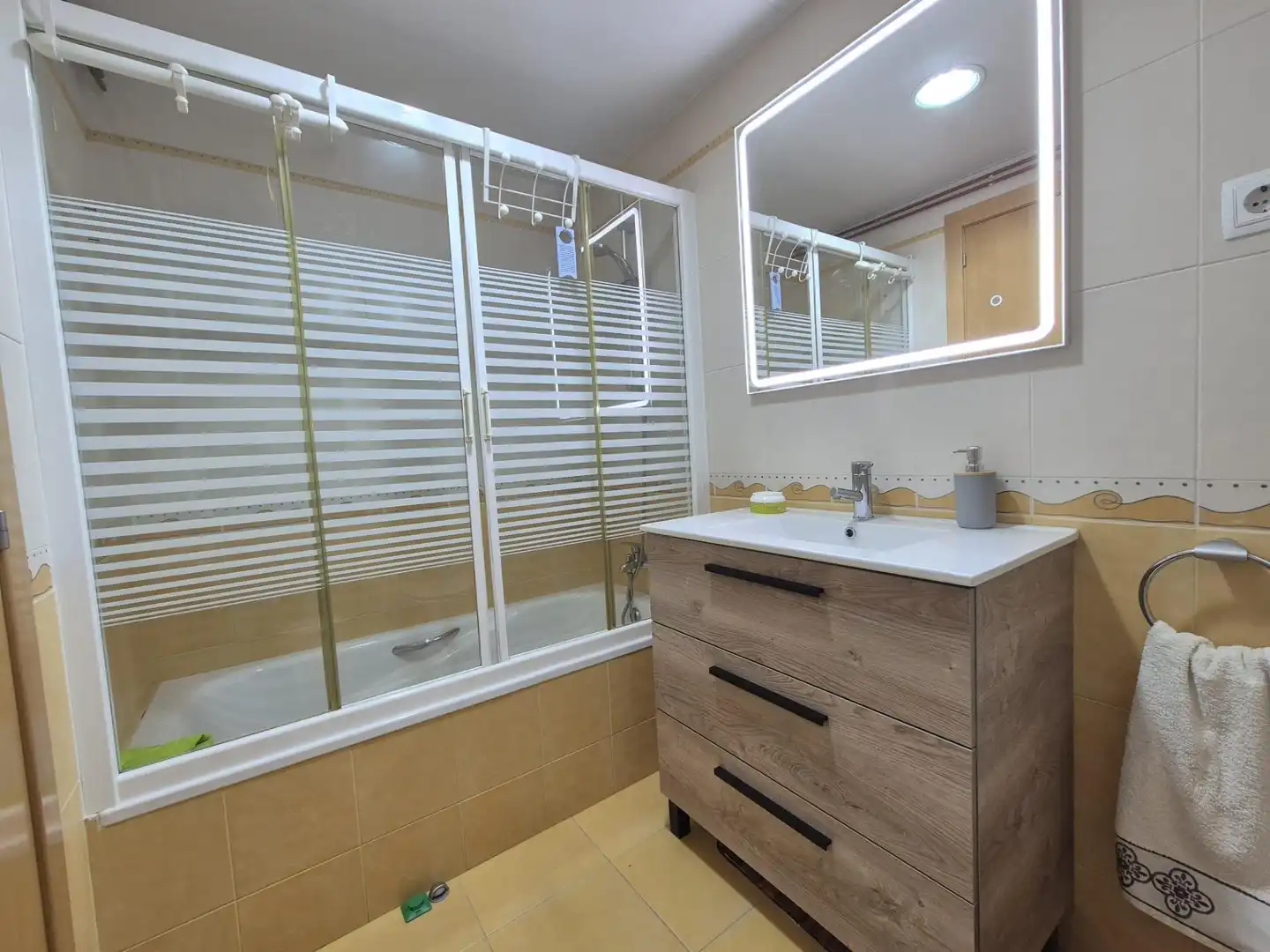 Badezimmer von Erdgeschoss zum Verkauf in El Vendrell mit Klimaanlage, Heizung und Terrasse