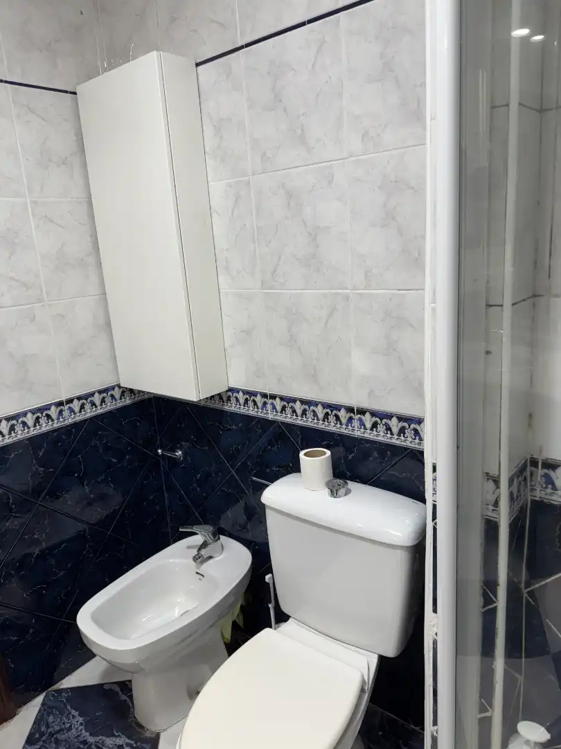 Bathroom of Flat for sale in Sevilla  with Air Conditioner, Heating and Terrace