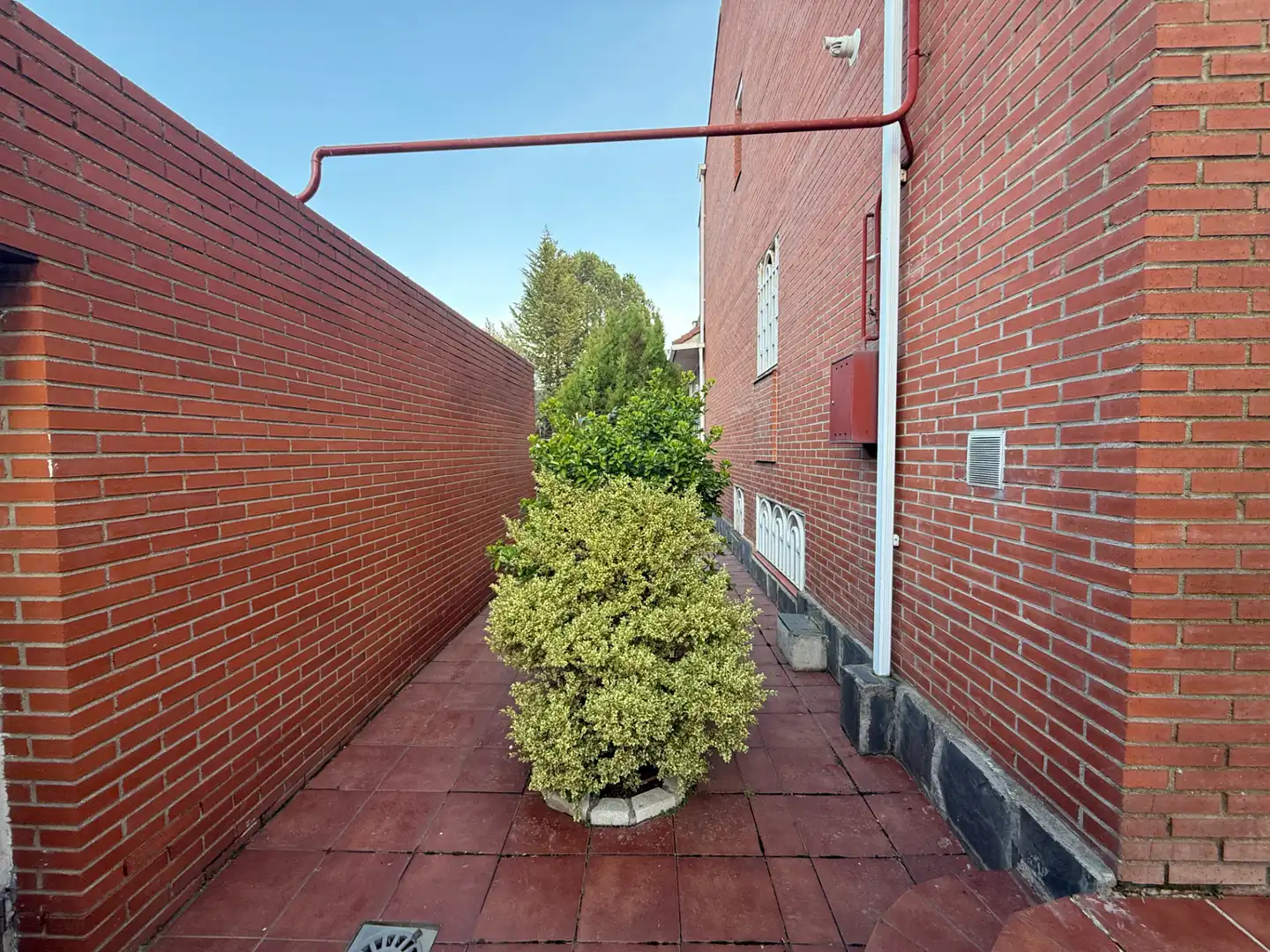 Vista exterior de Casa adosada en venda en Coslada amb Calefacció, Jardí privat i Terrassa