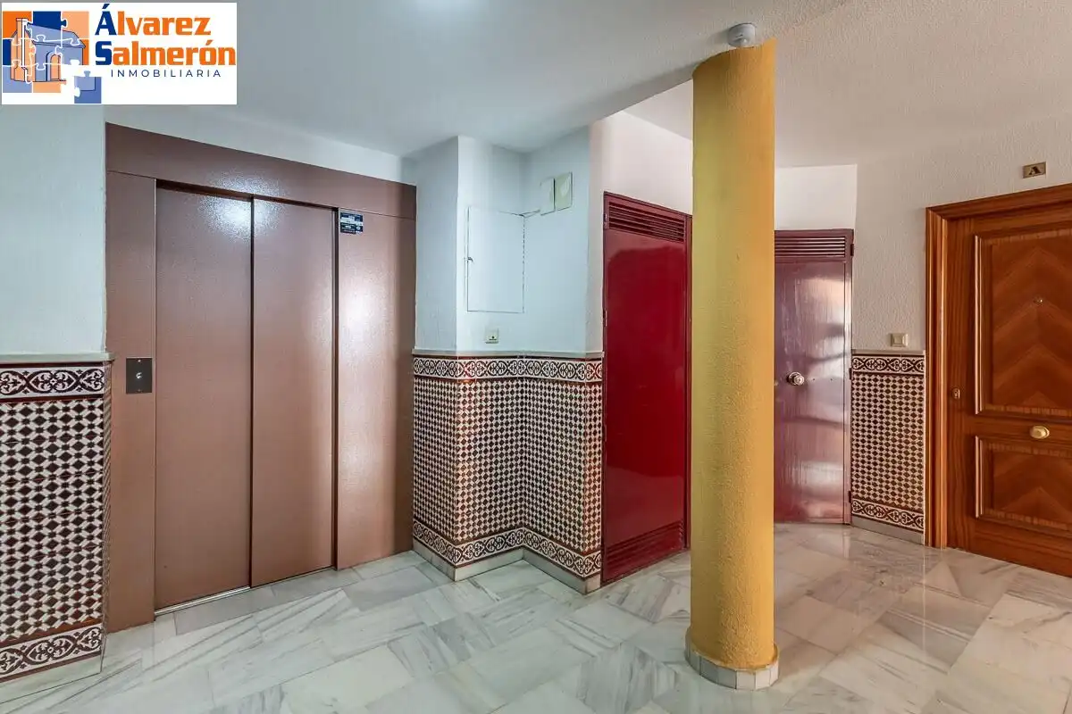 Piso en venta en Granada con Balcón
