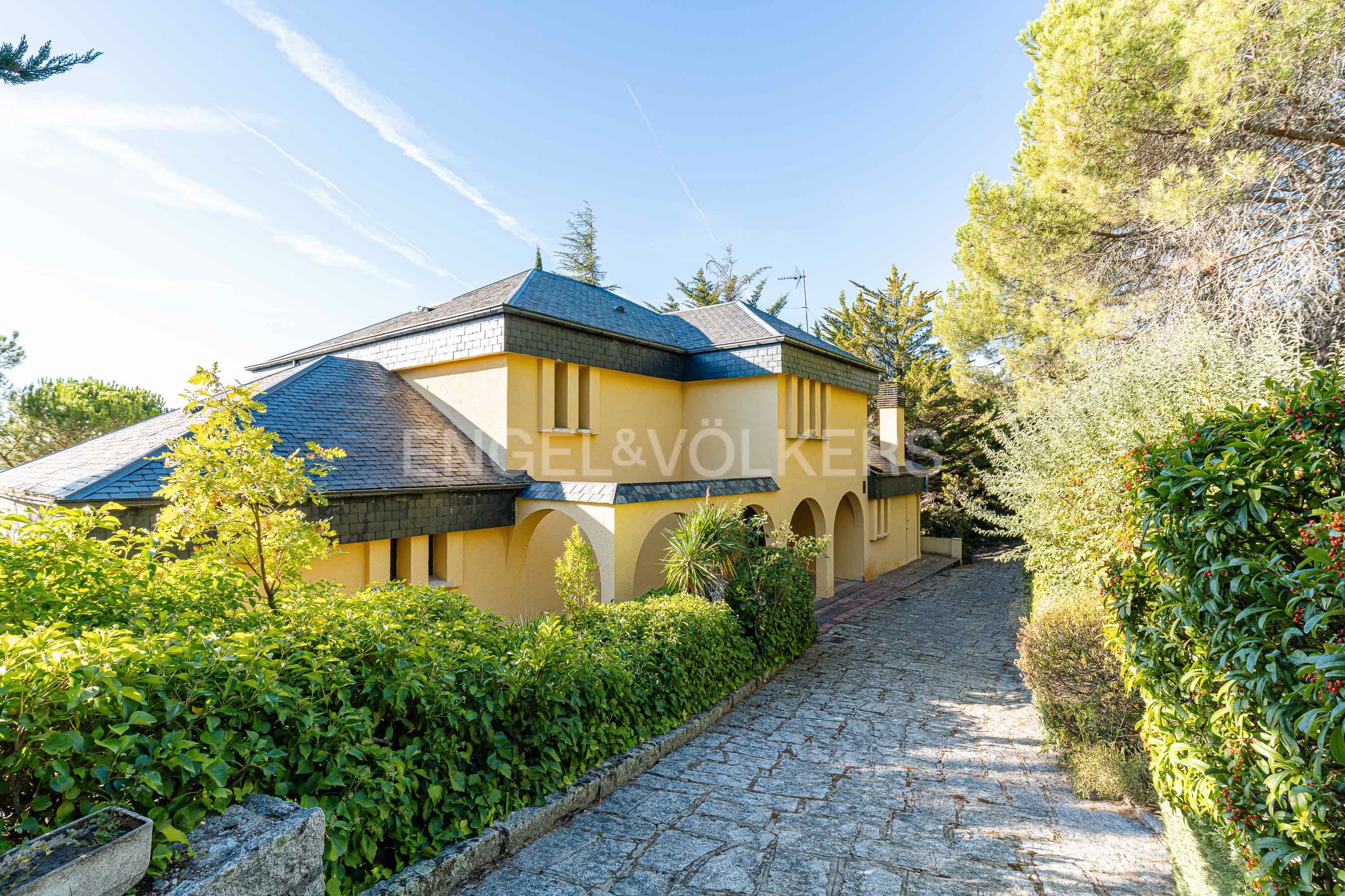Exterior view of House or chalet for sale in San Lorenzo de El Escorial  with Heating and Private garden