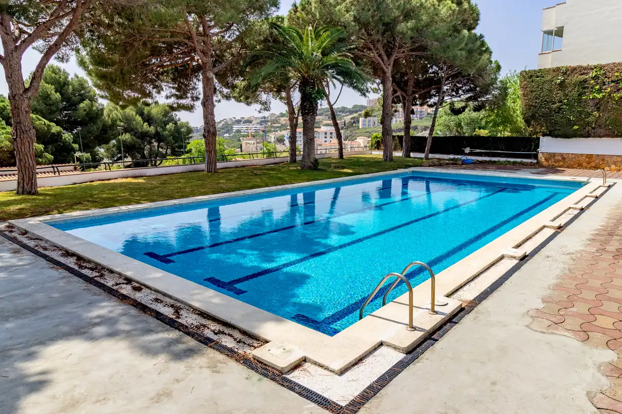 Piscina de Apartament de lloguer en Sant Feliu de Guíxols amb Moblat, Forn i Rentadora
