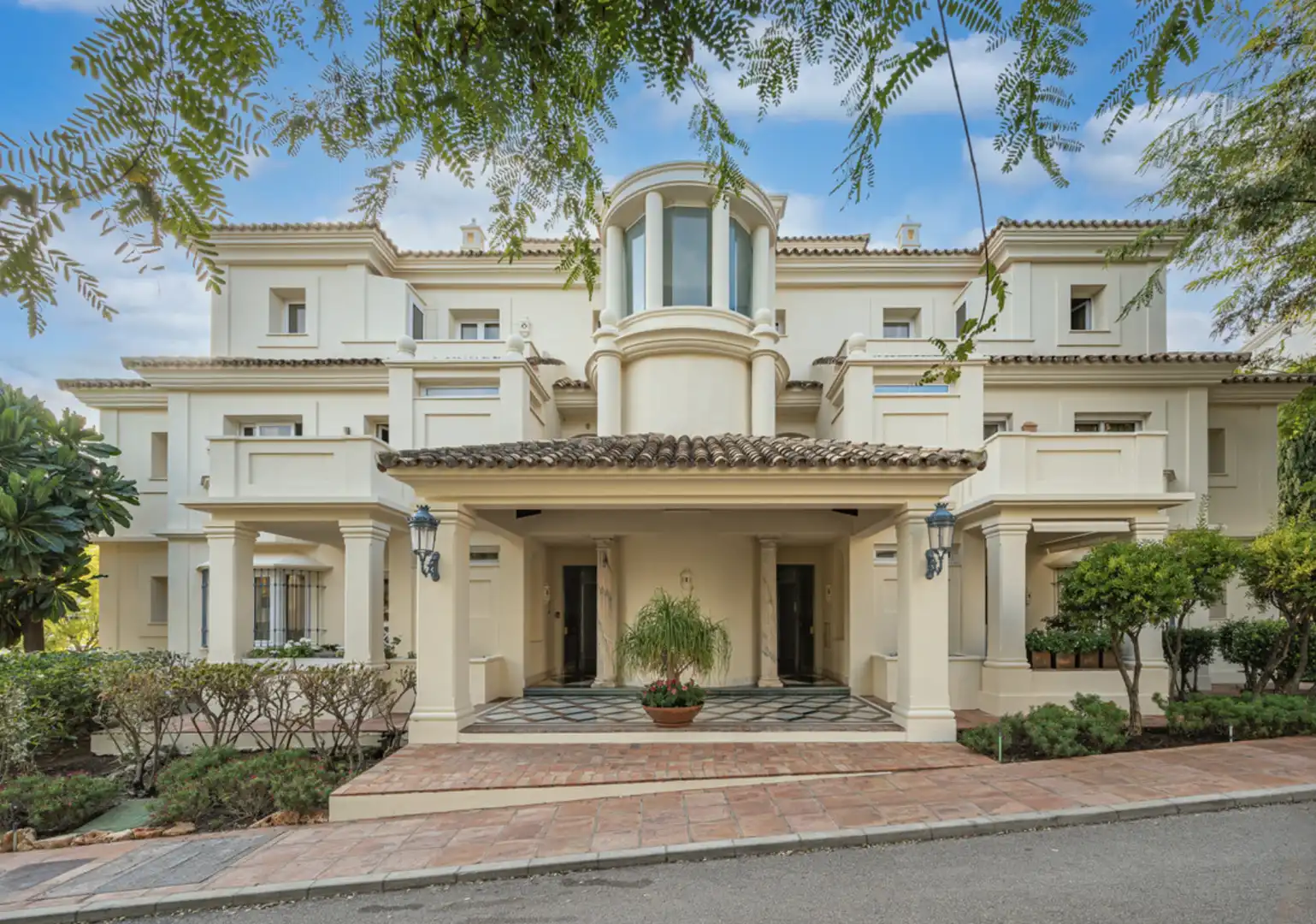 Vista exterior de Ático en venta en Marbella con Aire acondicionado, Terraza y Amueblado