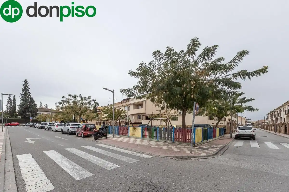 Vista exterior de Casa adosada en venta en Churriana de la Vega con Aire acondicionado, Jardín privado y Terraza