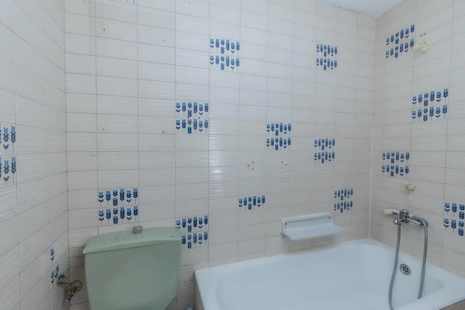Baño de Piso en venta en Granada con Calefacción y Balcón