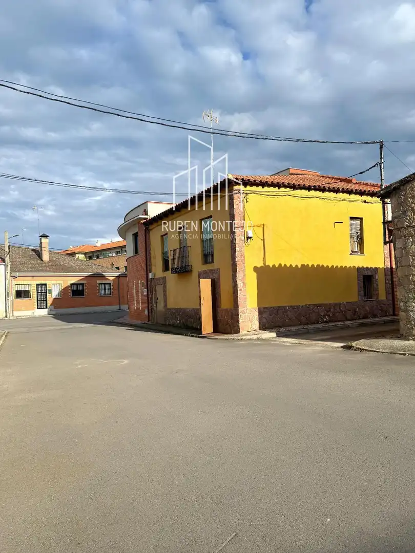 Vista exterior de Casa o xalet en venda en Calzada de Valdunciel amb Terrassa