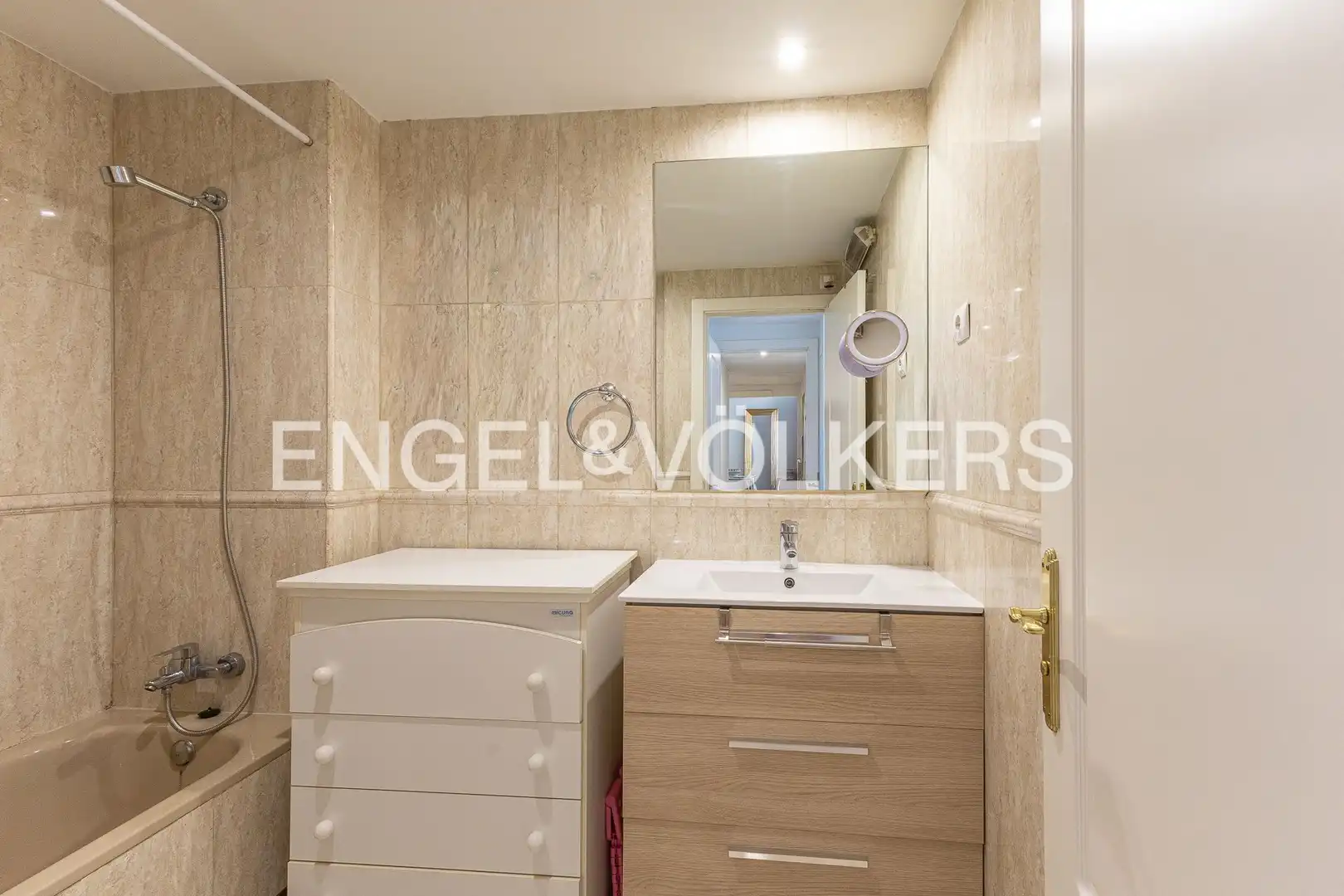 Baño de Piso en venta en Madrid con Aire acondicionado, Calefacción y Piscina
