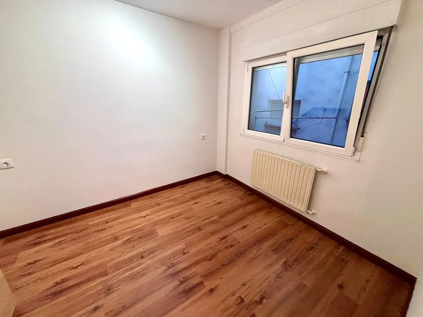 Dormitori de Pis en venda en Gijón  amb Calefacció, Parquet i Terrassa
