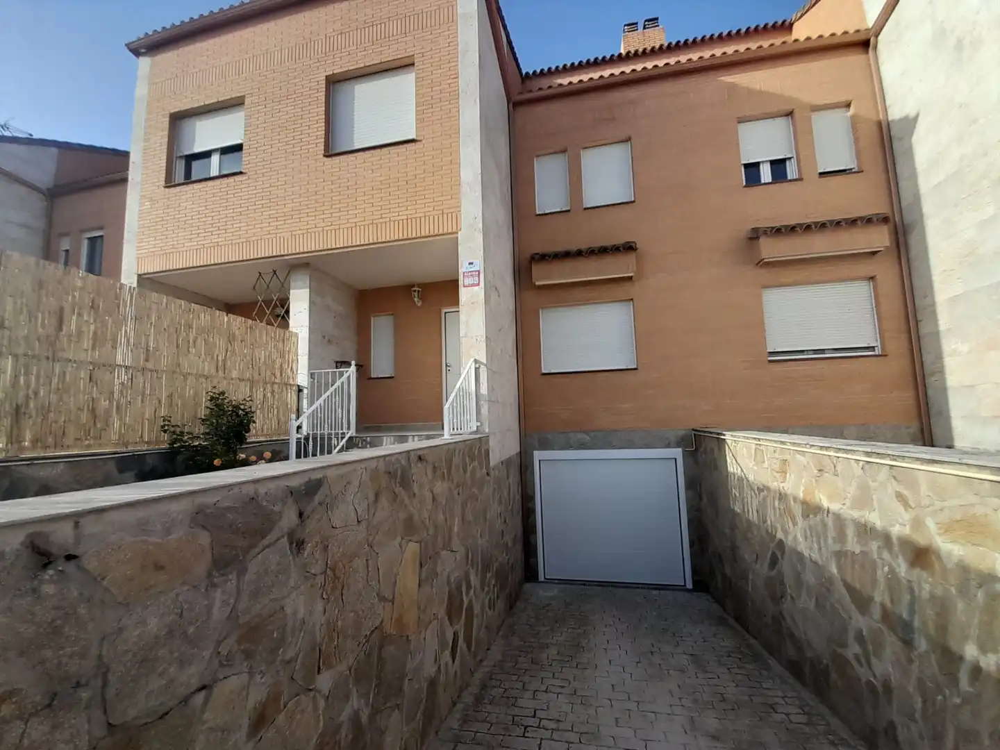Vista exterior de Casa o xalet en venda en Puertollano amb Calefacció, Terrassa i Traster
