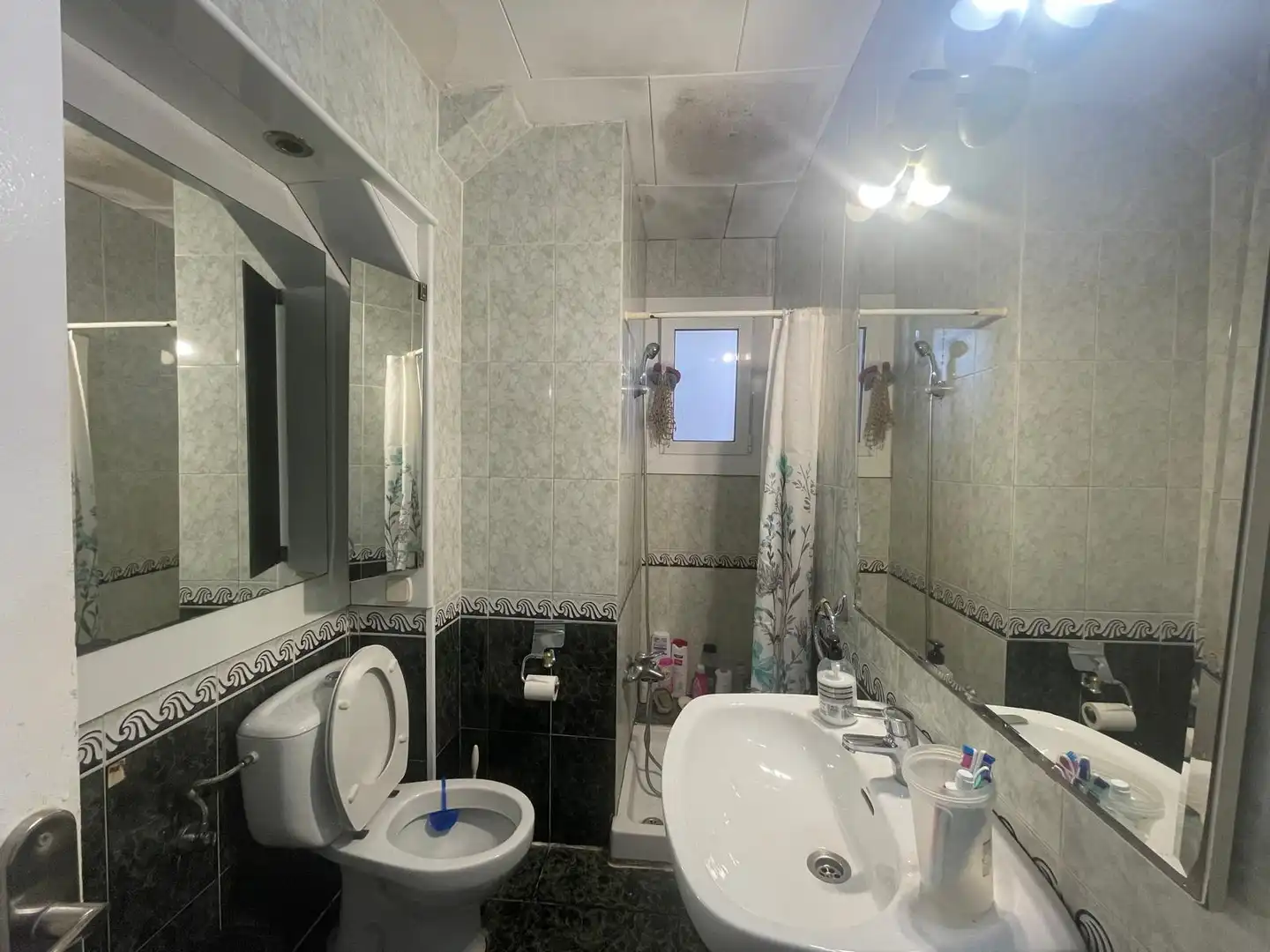 Bathroom of Flat for sale in Figueres  with Storage room, Oven and Balcony