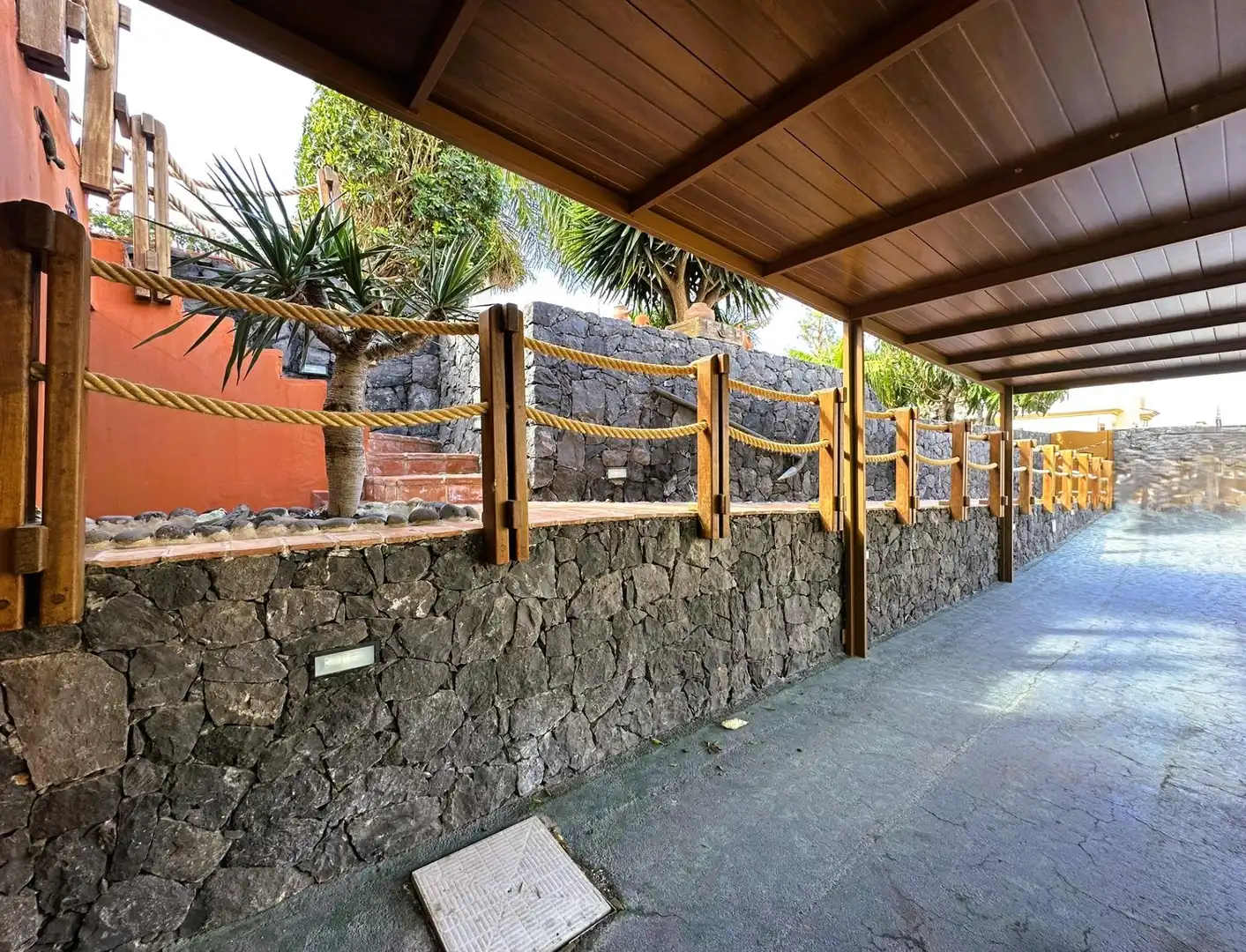 Vista exterior de Casa o xalet en venda en Adeje amb Aire condicionat, Calefacció i Jardí privat
