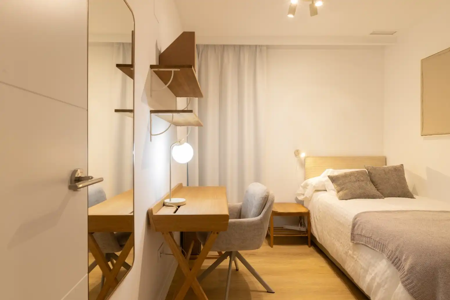 Bedroom of Flat for rent in Valencia  with Air Conditioner, Swimming Pool and Furnished