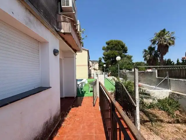 Außenansicht von Einfamilien-Reihenhaus zum Verkauf in Mont-roig del Camp mit Terrasse und Gemeinschaftspool