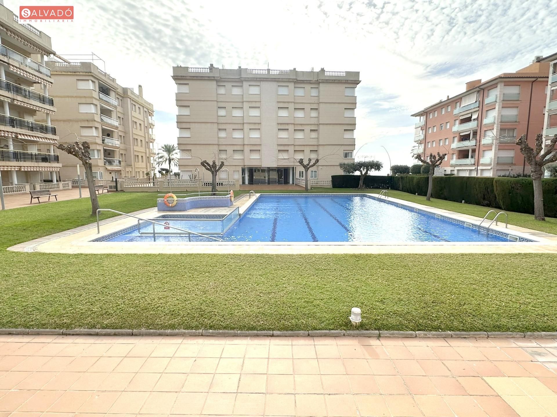 Piscina de Pis de lloguer en Calafell amb Aire condicionat, Jardí privat i Terrassa