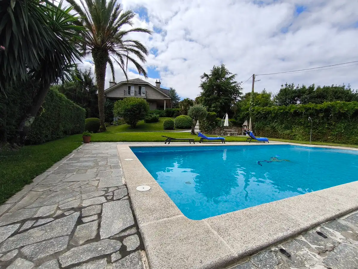 Piscina de Casa o chalet en venta en Vilagarcía de Arousa con Calefacción, Jardín privado y Parquet