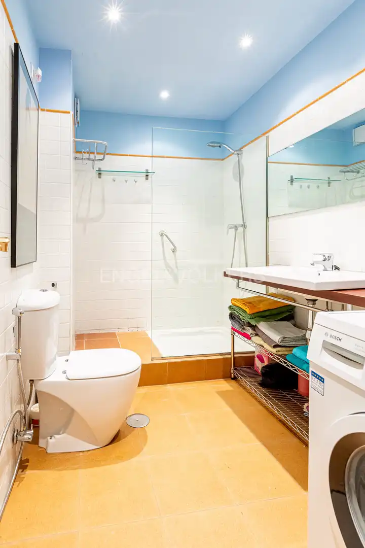 Bathroom of Flat for sale in Sevilla  with Air Conditioner and Heating