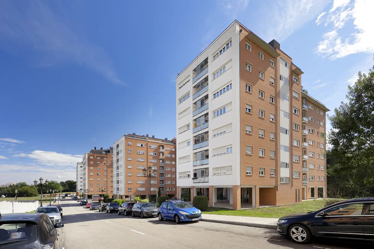 Vista exterior de Pis en venda en Oviedo  amb Calefacció, Parquet i Terrassa
