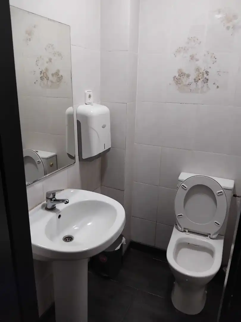 Badezimmer von Geschaftsraum zum Verkauf in Carcaixent mit Klimaanlage, Heizung und Terrasse