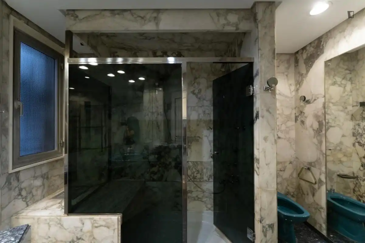 Badezimmer von Wohnungen zur untervermieten in Madrid mit Möbliert, Ofen und Waschmaschine
