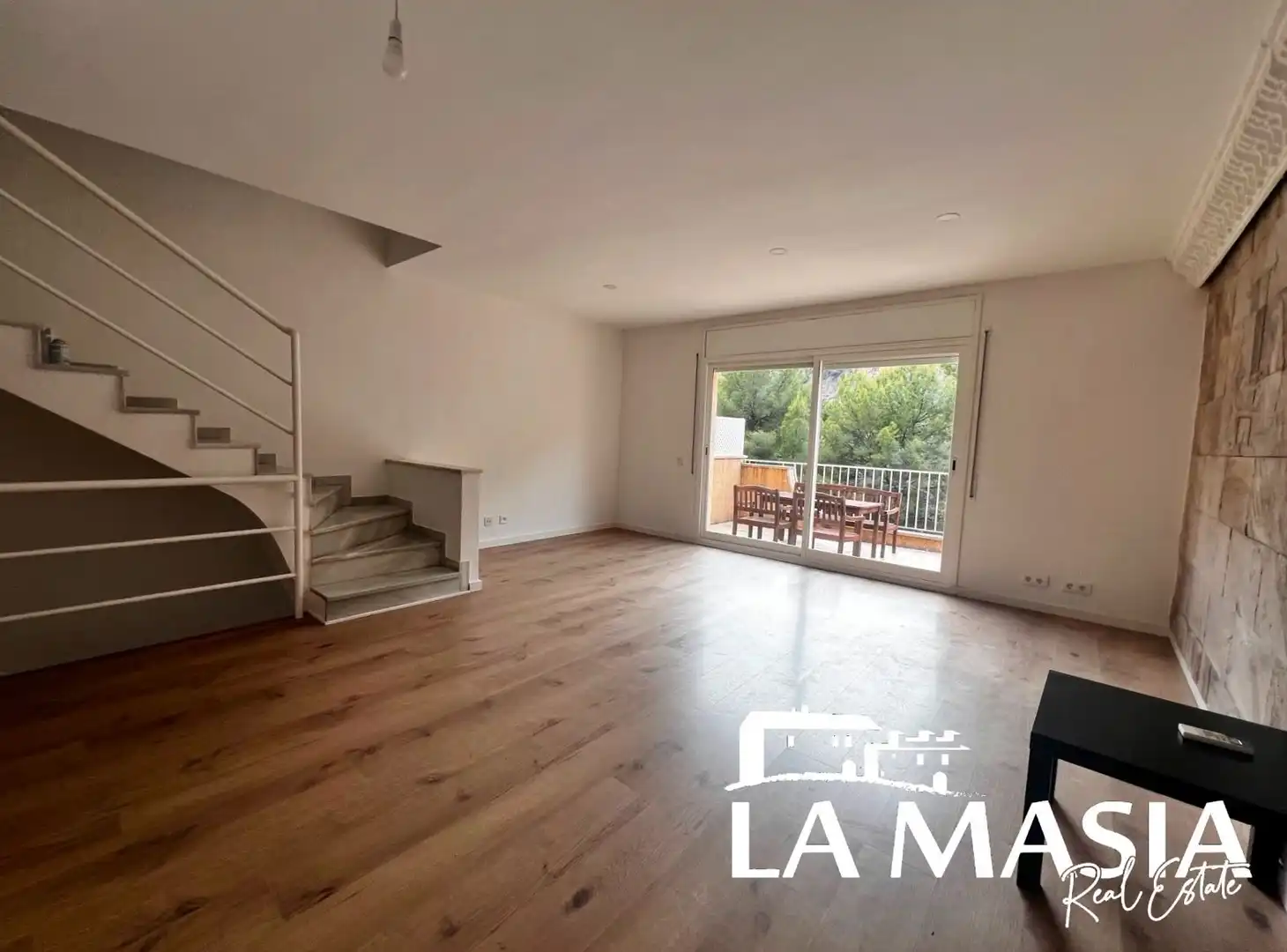 Außenansicht von Einfamilien-Reihenhaus zur Miete in Sitges mit Klimaanlage, Terrasse und Gemeinschaftspool
