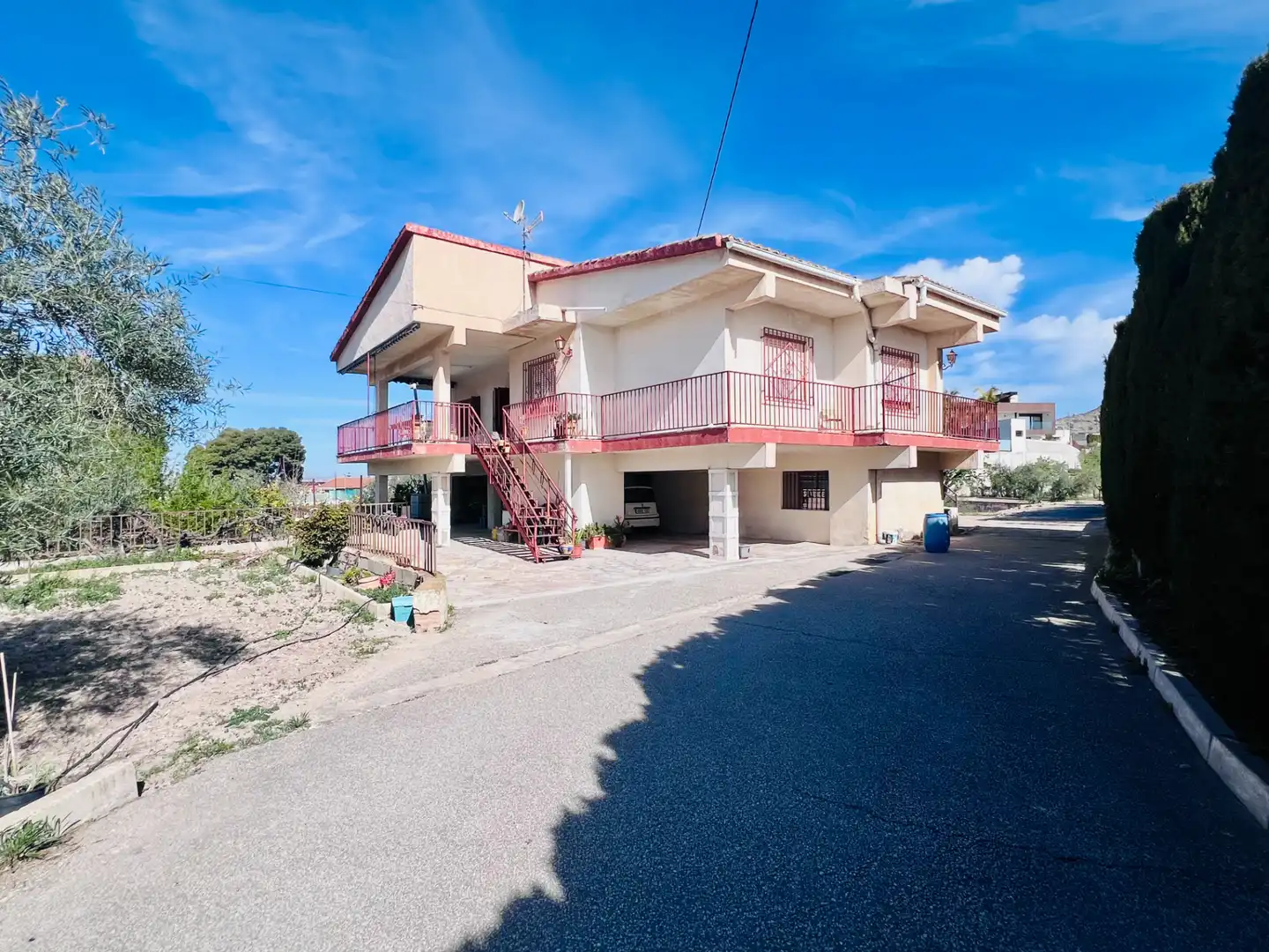 Vista exterior de Casa o xalet en venda en Petrer amb Aire condicionat, Jardí privat i Terrassa