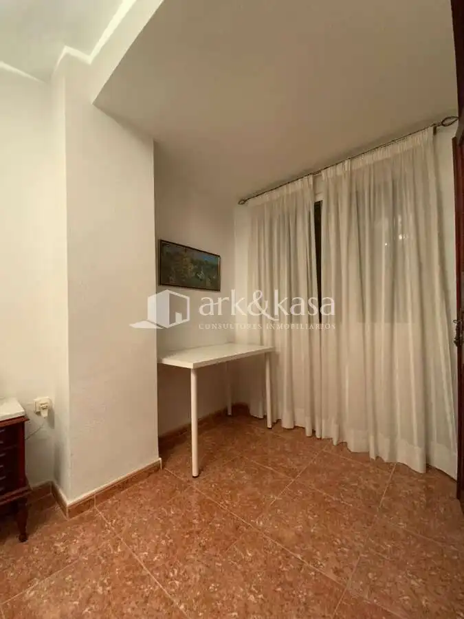 Schlafzimmer von Wohnung zur Miete in Valencia mit Klimaanlage, Abstellraum und Möbliert