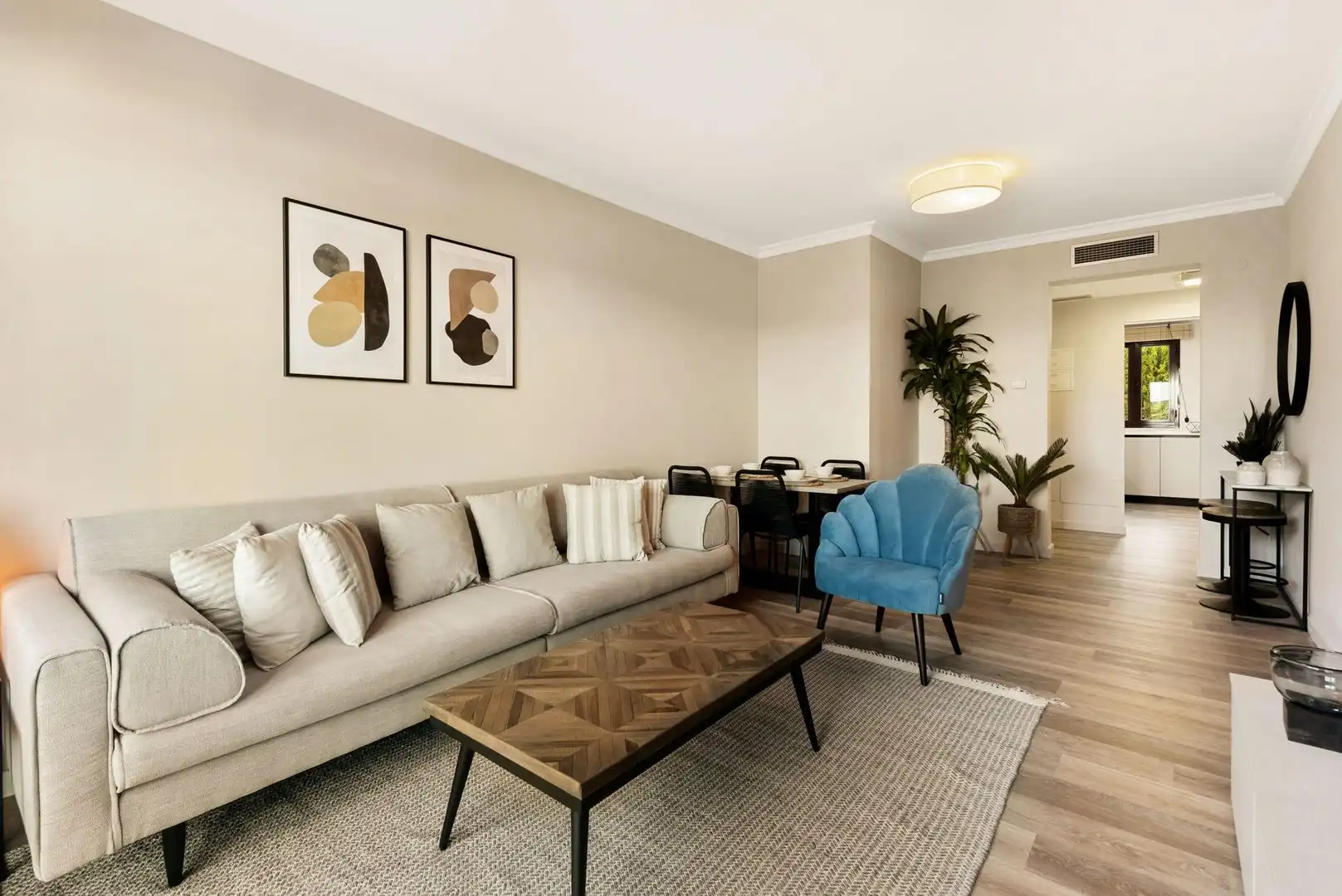 Sala d'estar de Apartament en venda en Benahavís amb Piscina comunitària