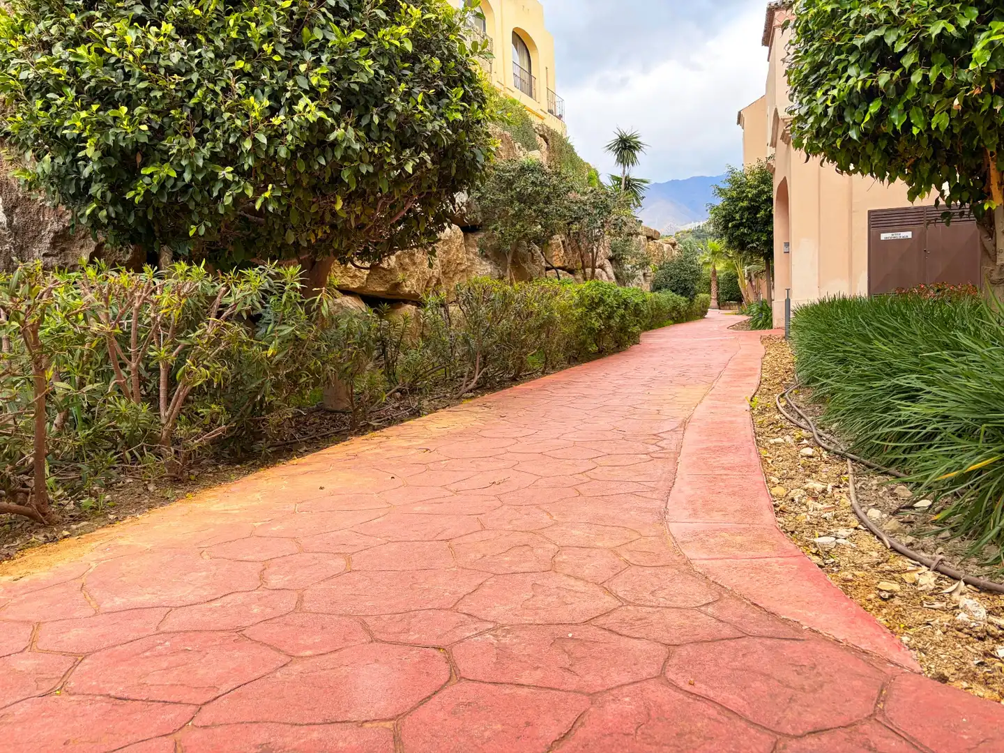 Außenansicht von Wohnung zum Verkauf in Estepona mit Klimaanlage, Terrasse und Abstellraum