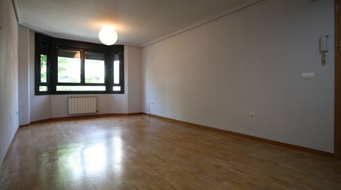 Foto 3 de Piso de alquiler en Calle Villafranca de Duero, Las Villas - Valparaiso - El Peral, Valladolid Capital