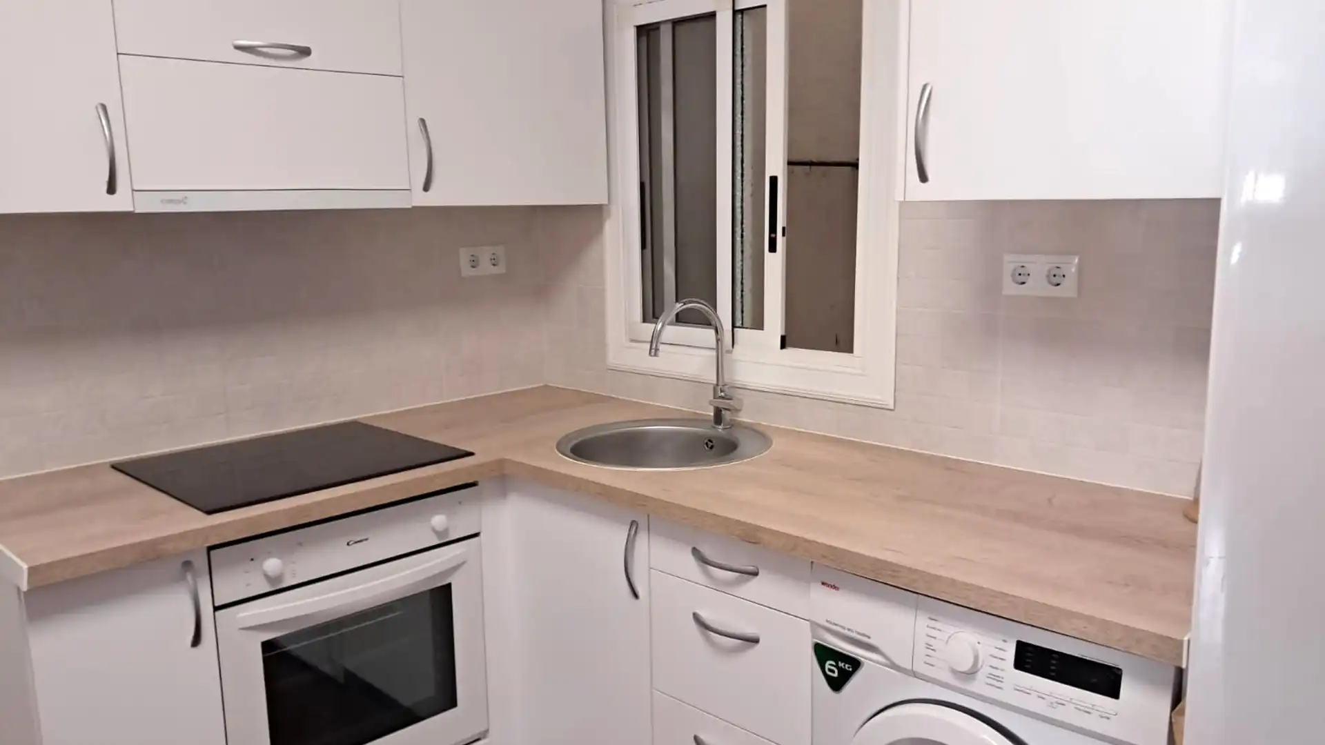 Kitchen of Flat for sale in L'Hospitalet de Llobregat  with Alarm