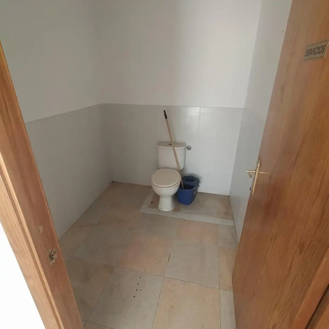Badezimmer von Geschaftsraum zur Miete in San Fernando