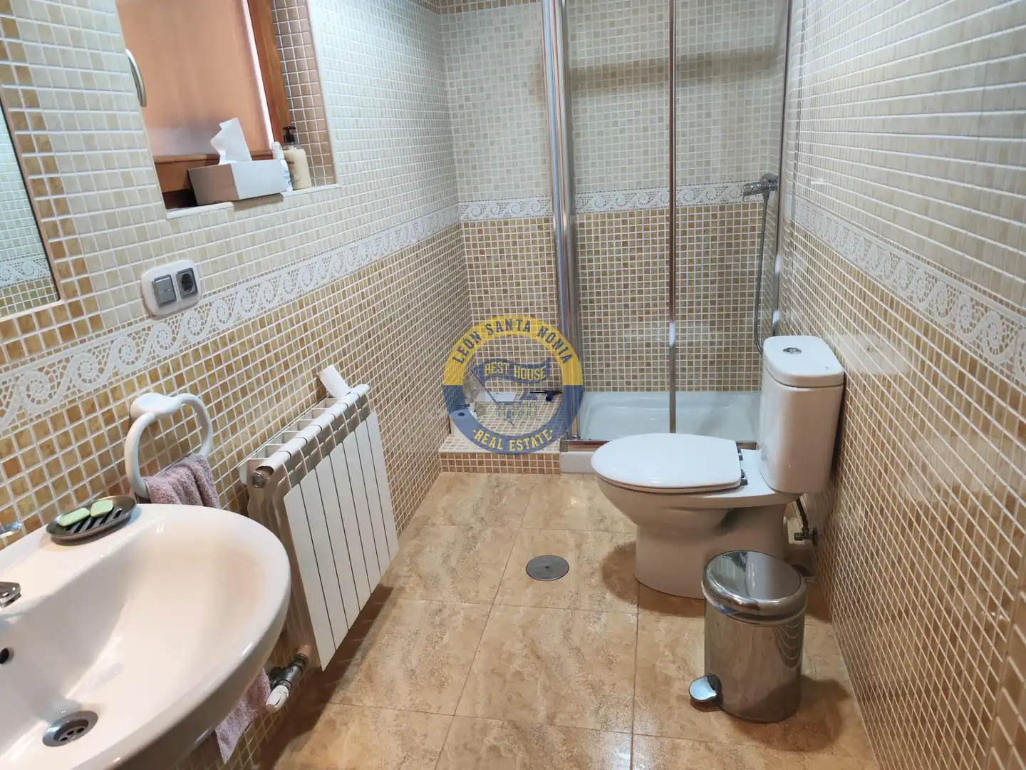Bathroom of Houses for sale in Villaquilambre  with Heating, Private garden and Terrace