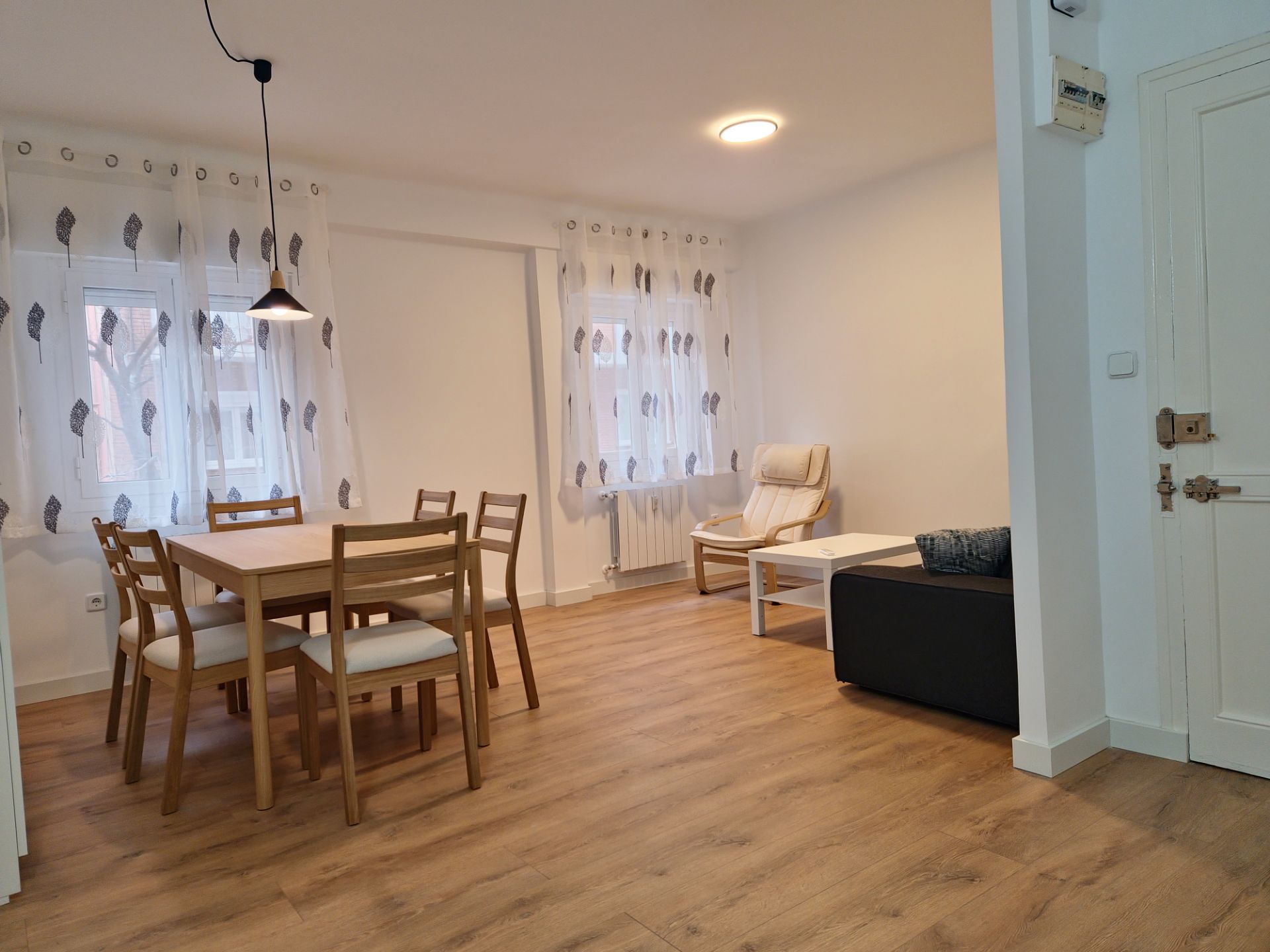 Living room of Flat to rent in  Madrid Capital  with Air Conditioner, Heating and Parquet flooring