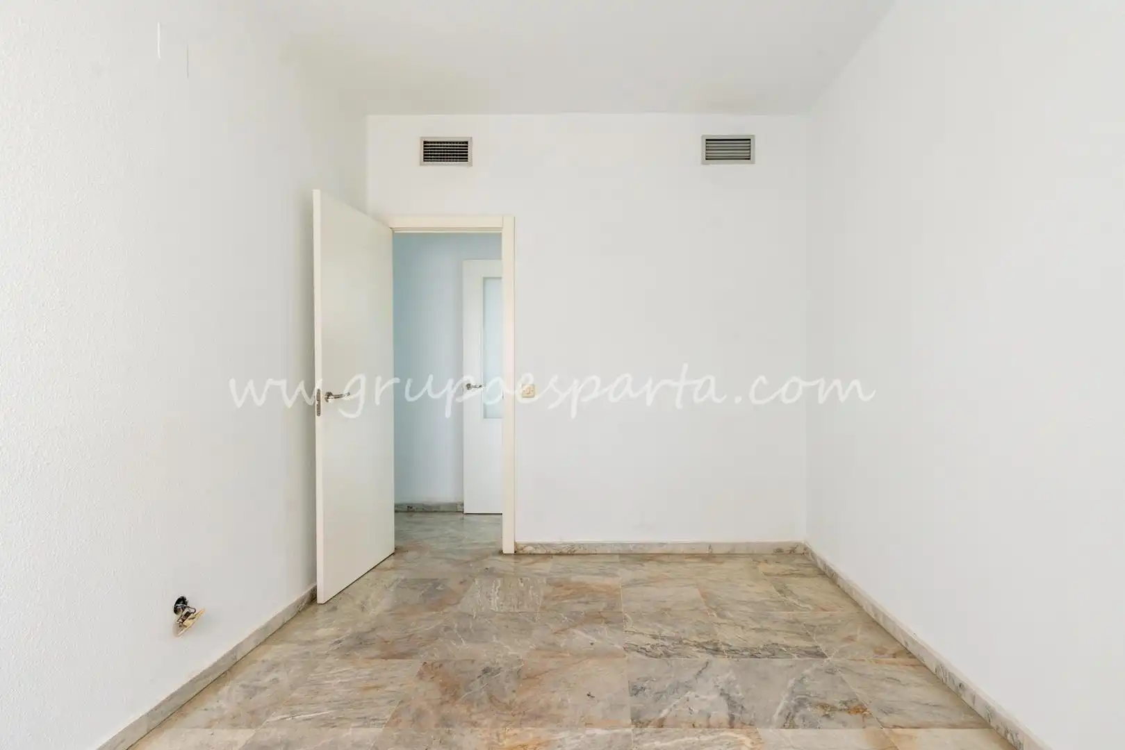 Flat for sale in Sevilla  with Air Conditioner and Balcony