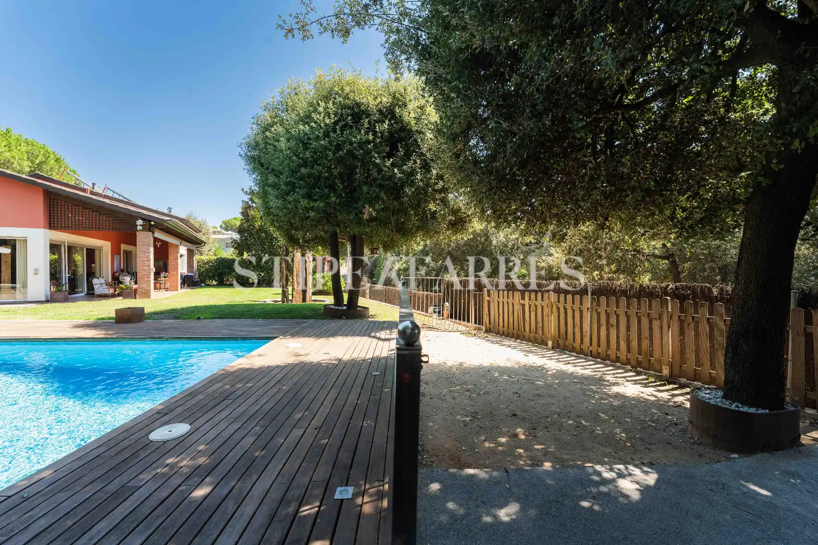 Vista exterior de Casa o xalet en venda en Barcelona amb Aire condicionat, Calefacció i Jardí privat