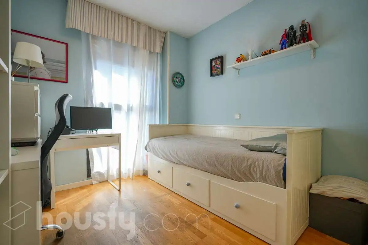 Habitación de Ático en venta en Madrid con Terraza, Trastero y Piscina comunitaria