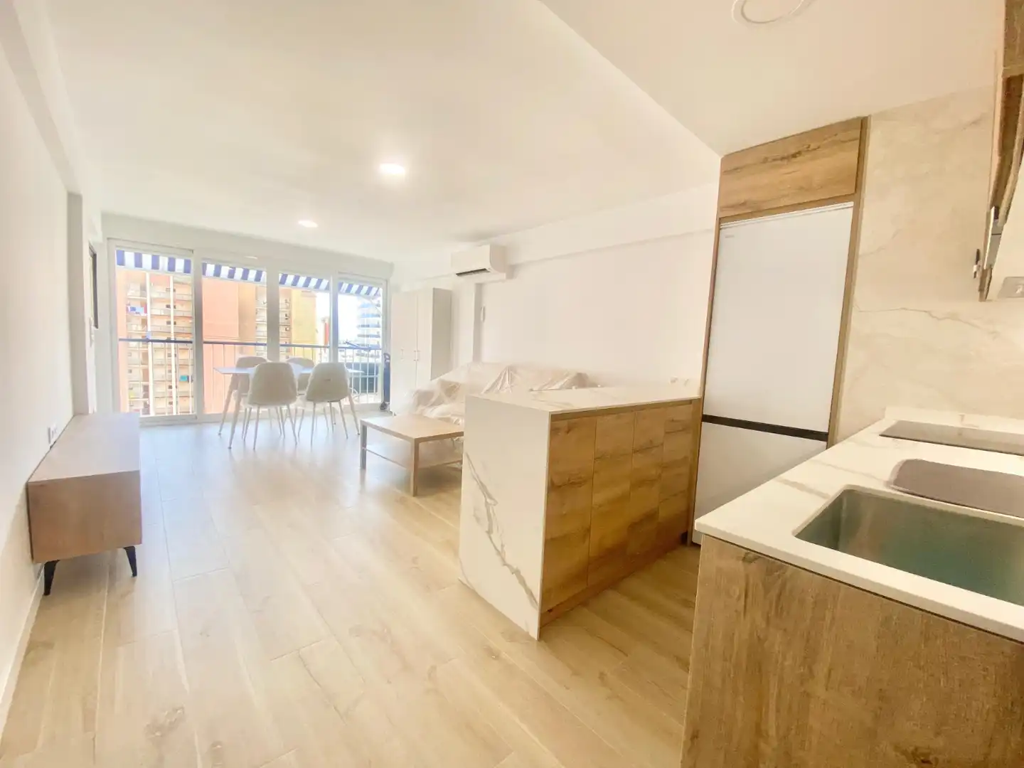 Sala de estar de Apartamento de alquiler en Benidorm con Aire acondicionado, Calefacción y Piscina