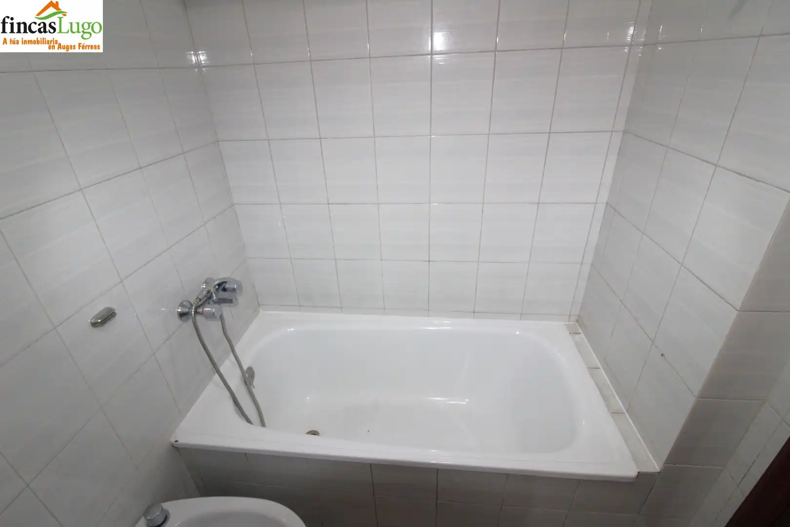 Baño de Piso en venta en Lugo con Calefacción y Trastero