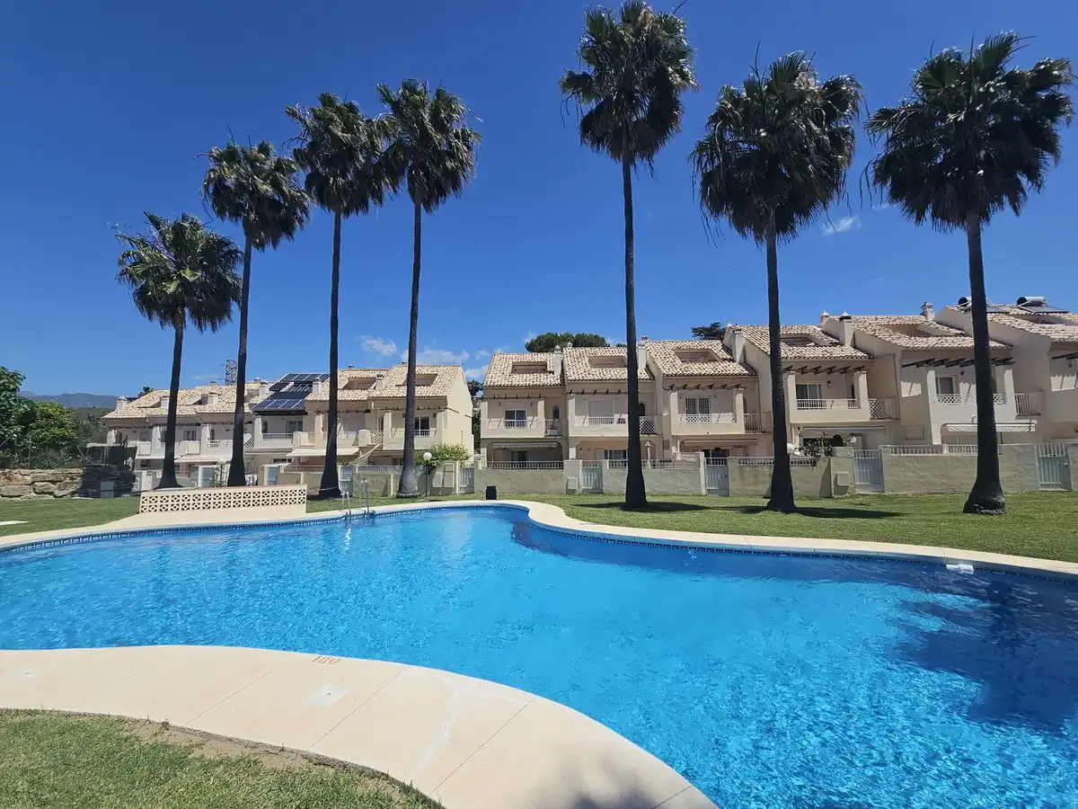 Vista exterior de Casa adosada en venda en Marbella amb Aire condicionat i Terrassa