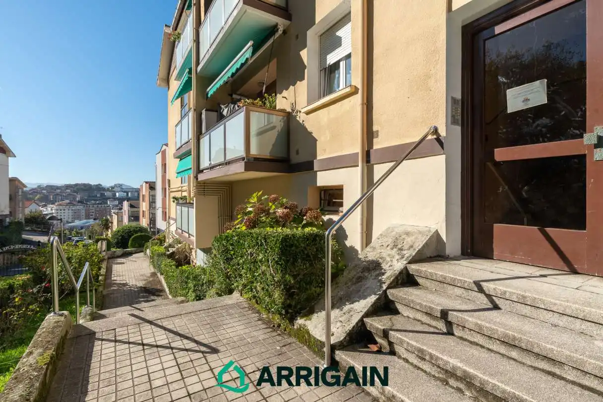 Außenansicht von Wohnung zum Verkauf in Donostia - San Sebastián  mit Heizung, Privatgarten und Balkon