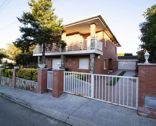 Vista exterior de Casa o xalet en venda en Llinars del Vallès amb Calefacció, Jardí privat i Terrassa