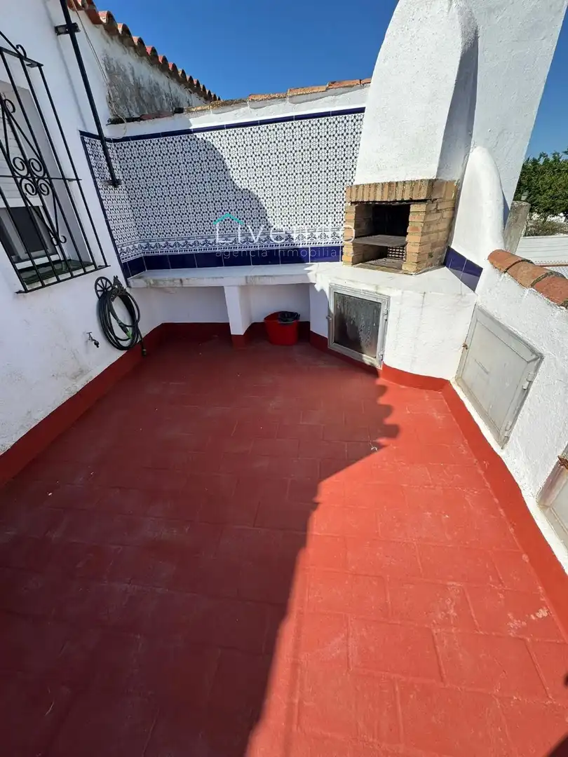Vista exterior de Casa o xalet en venda en Chiclana de la Frontera amb Jardí privat, Piscina i Piscina comunitària