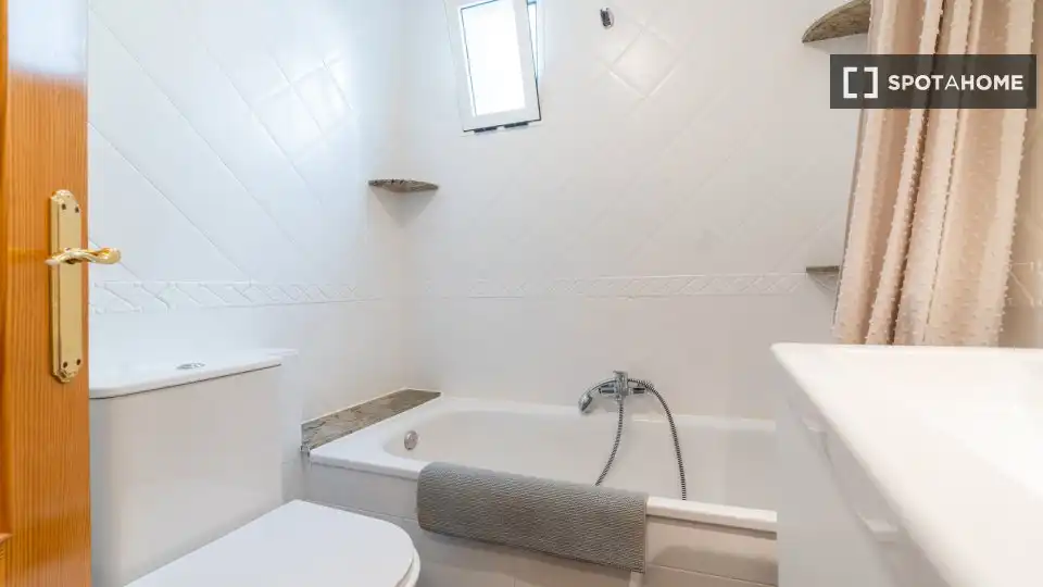 Baño de Piso para compartir en Massamagrell con Aire acondicionado, Calefacción y Amueblado