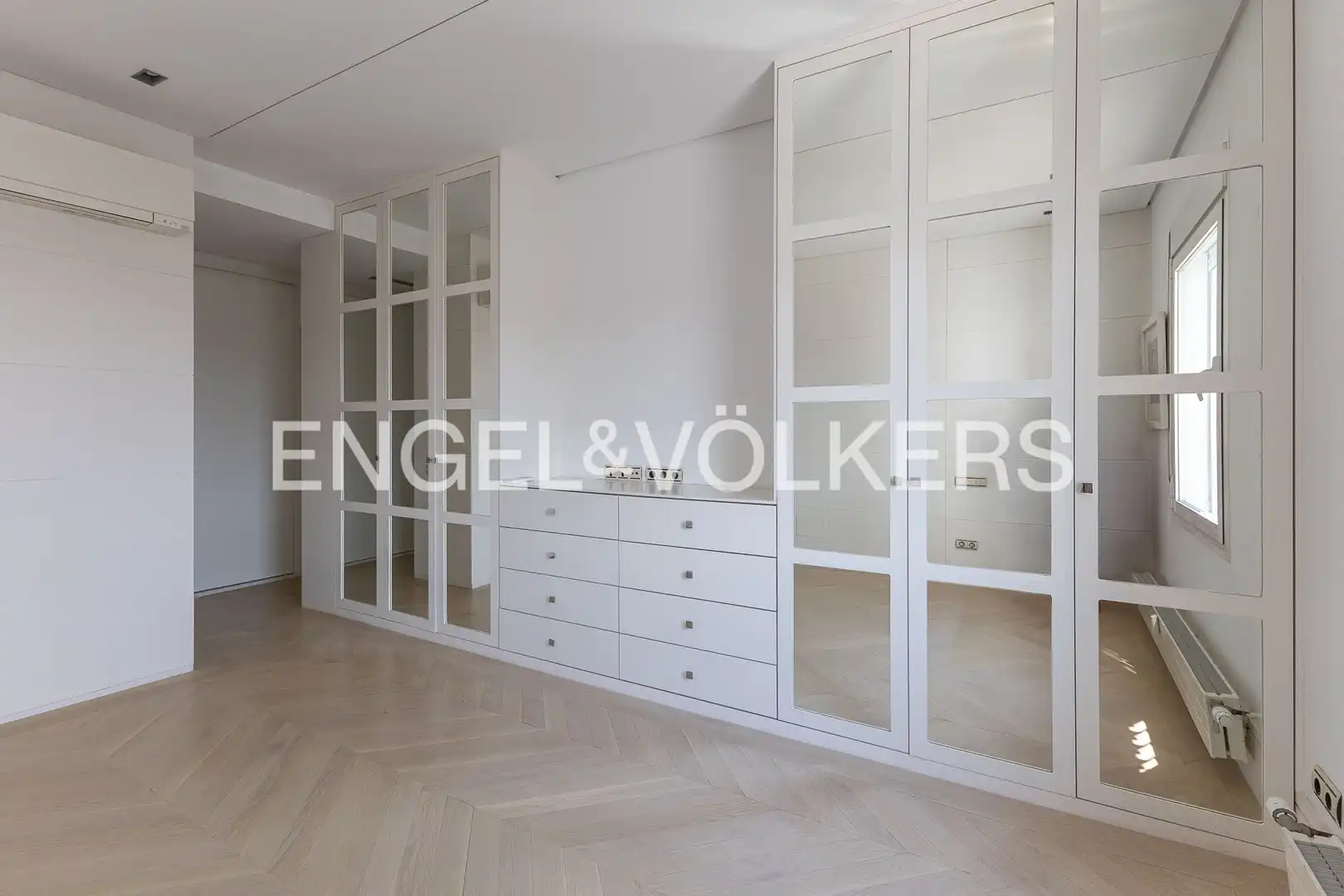 Schlafzimmer von Dachboden zur Miete in Madrid mit Klimaanlage, Heizung und Terrasse