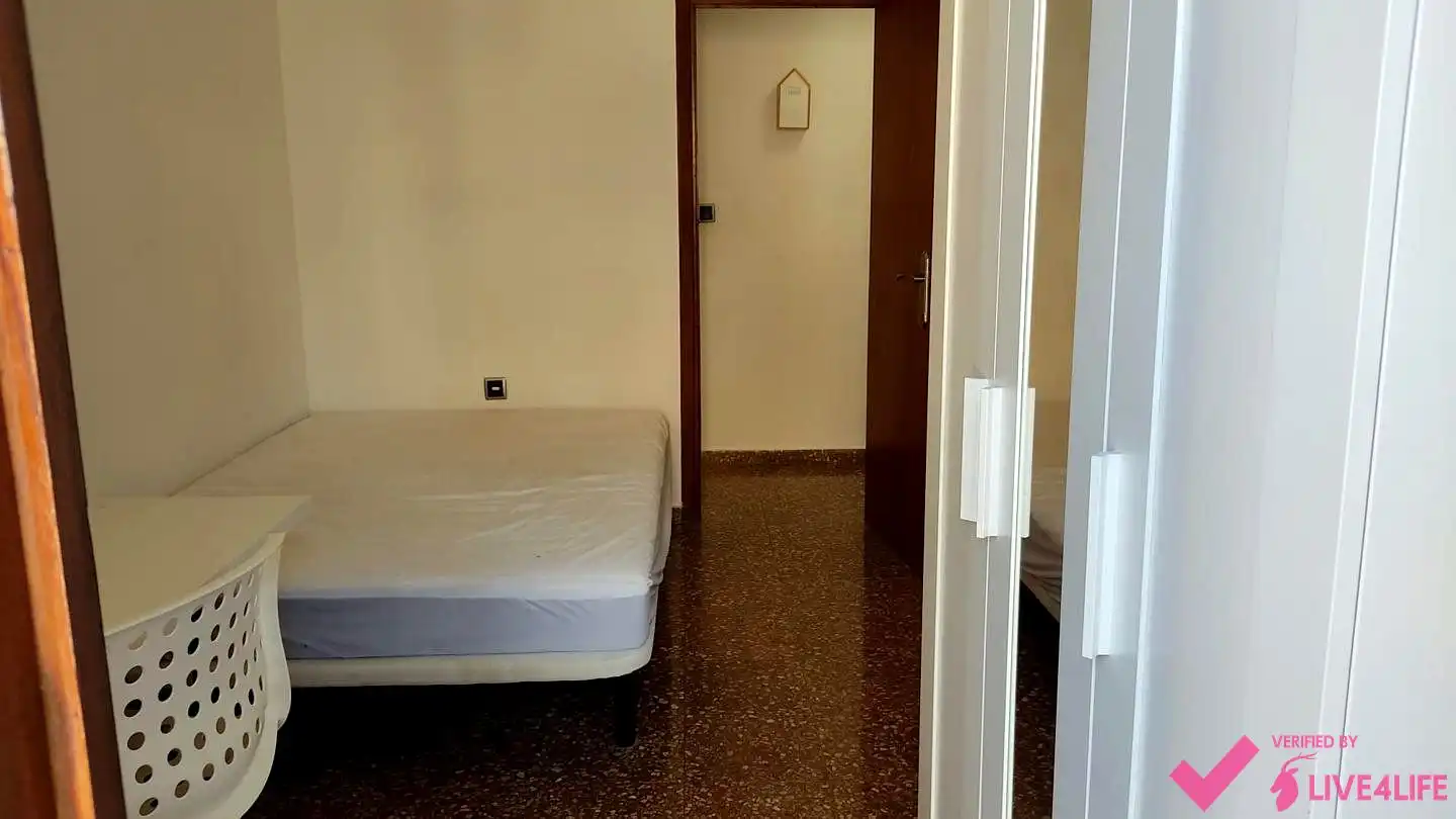 Habitación de Piso de alquiler en Valencia con Aire acondicionado y Amueblado