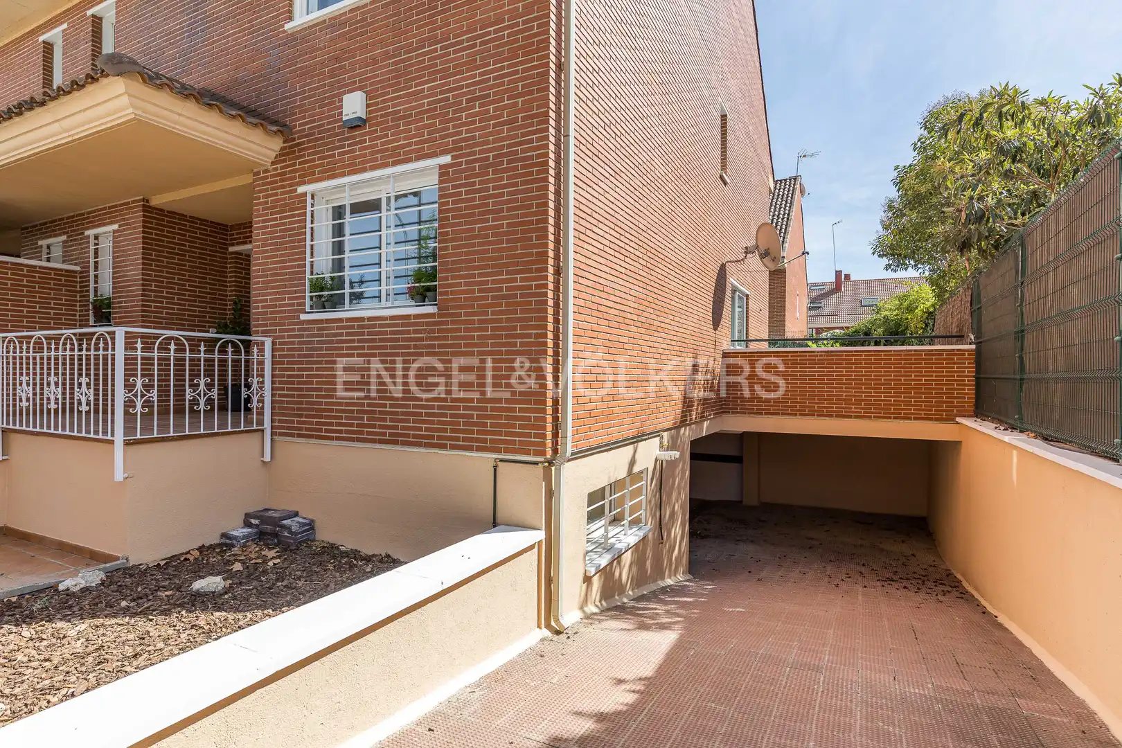 Vista exterior de Casa o xalet de lloguer en Madrid amb Aire condicionat, Calefacció i Jardí privat