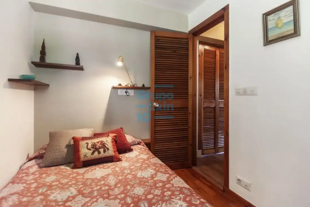 Dormitori de Casa o xalet en venda en Irun  amb Calefacció i Jardí privat