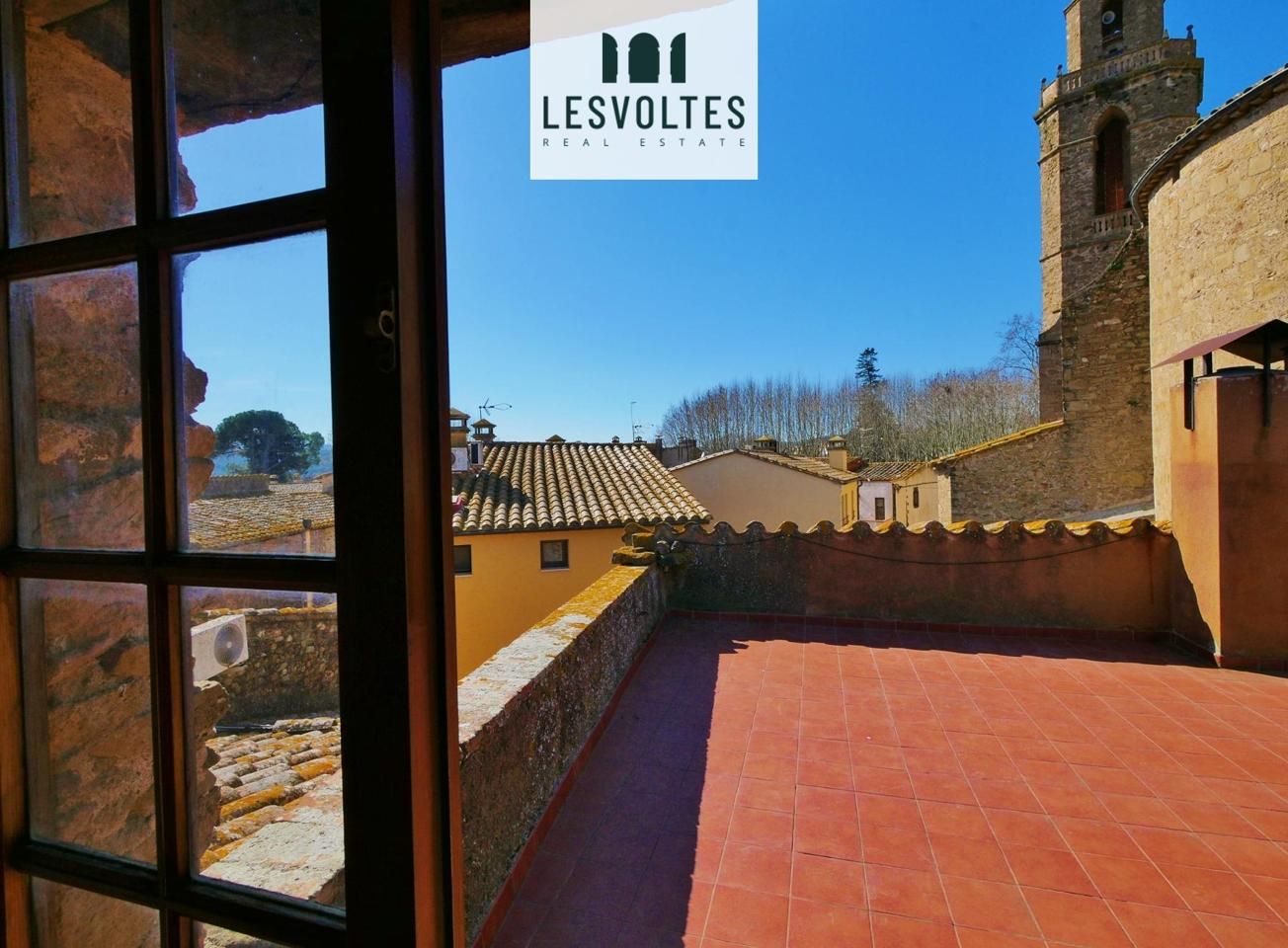 Außenansicht von Einfamilien-Reihenhaus zum Verkauf in Corçà mit Heizung, Terrasse und Balkon