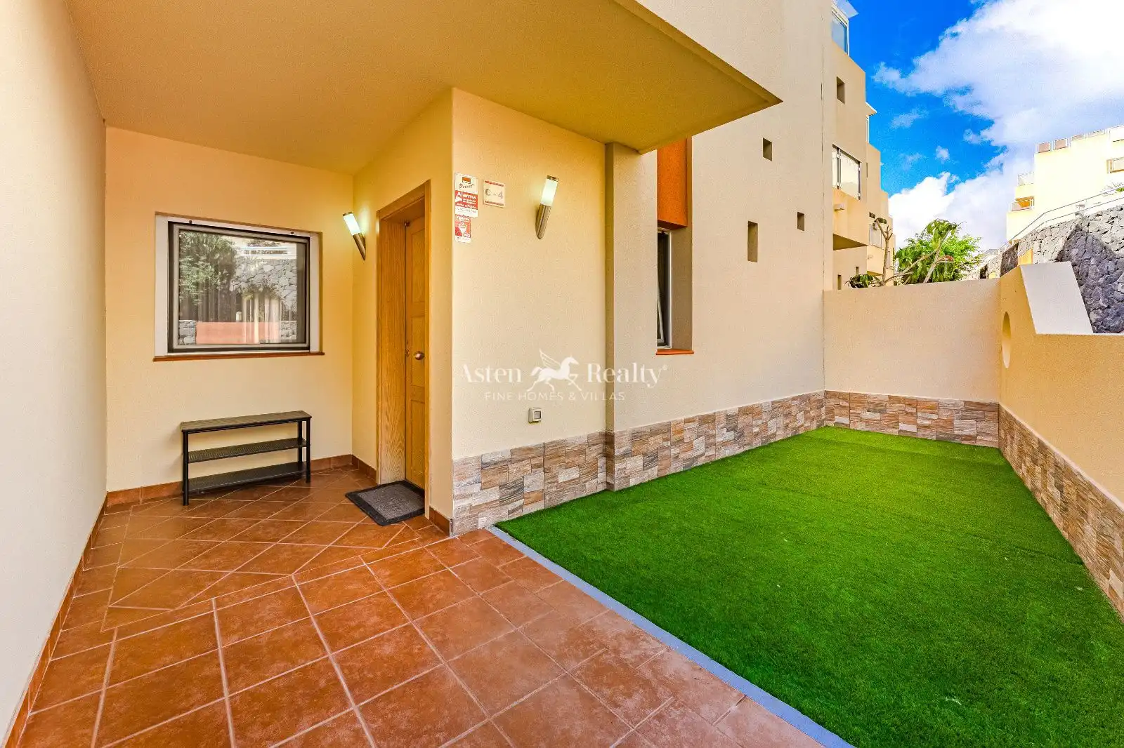 Außenansicht von Einfamilien-Reihenhaus zum Verkauf in Santiago del Teide mit Privatgarten, Terrasse und Abstellraum